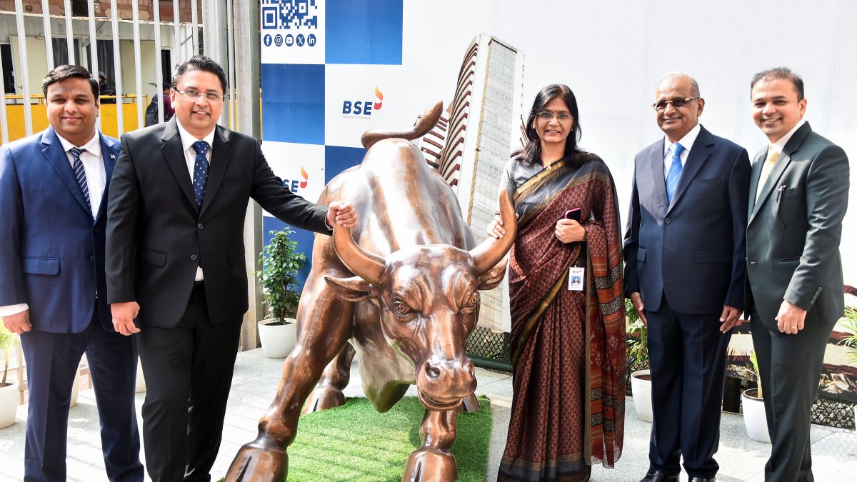 Manika Plastech lists on BSE in Mumbai ceremony