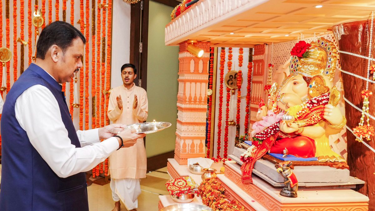 Fadnavis offers prayers to Ganesha idol in Mumbai