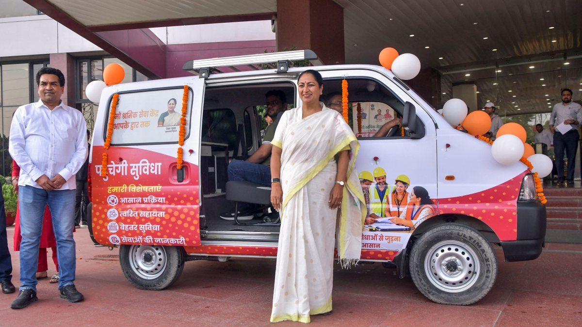Delhi CM Rekha Gupta flags off 4 Namo Shramik Seva Kendra vans