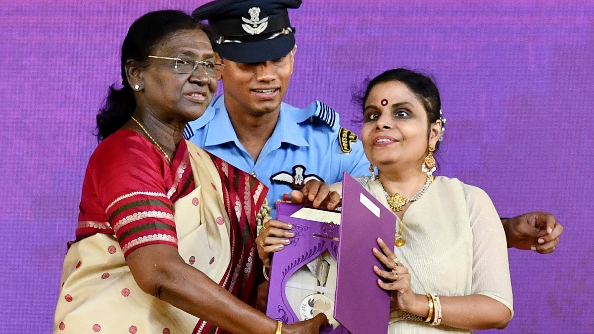 President Murmu presents Best Female Playback Singer award to Vaikom Vijayalakshmi