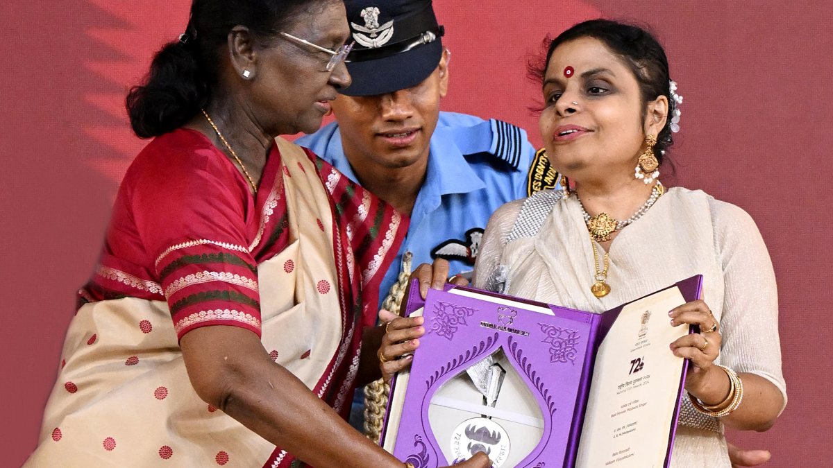 President Murmu presents best female playback singer award to Vaikom Vijayalakshmi