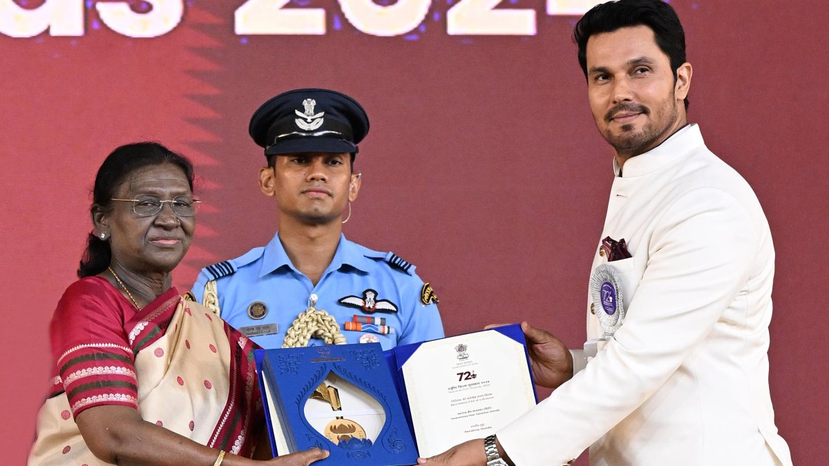Randeep Hooda receives Best Debut Director award at National Film Awards