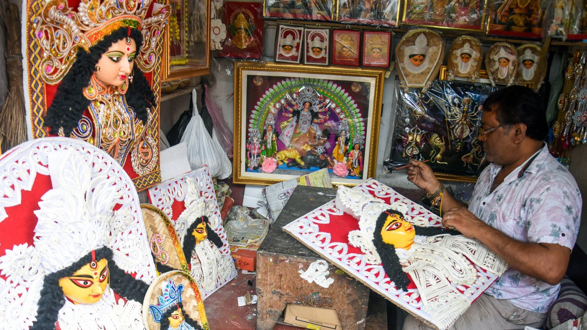 Kolkata artisan crafts Durga idol ahead of Durga Puja