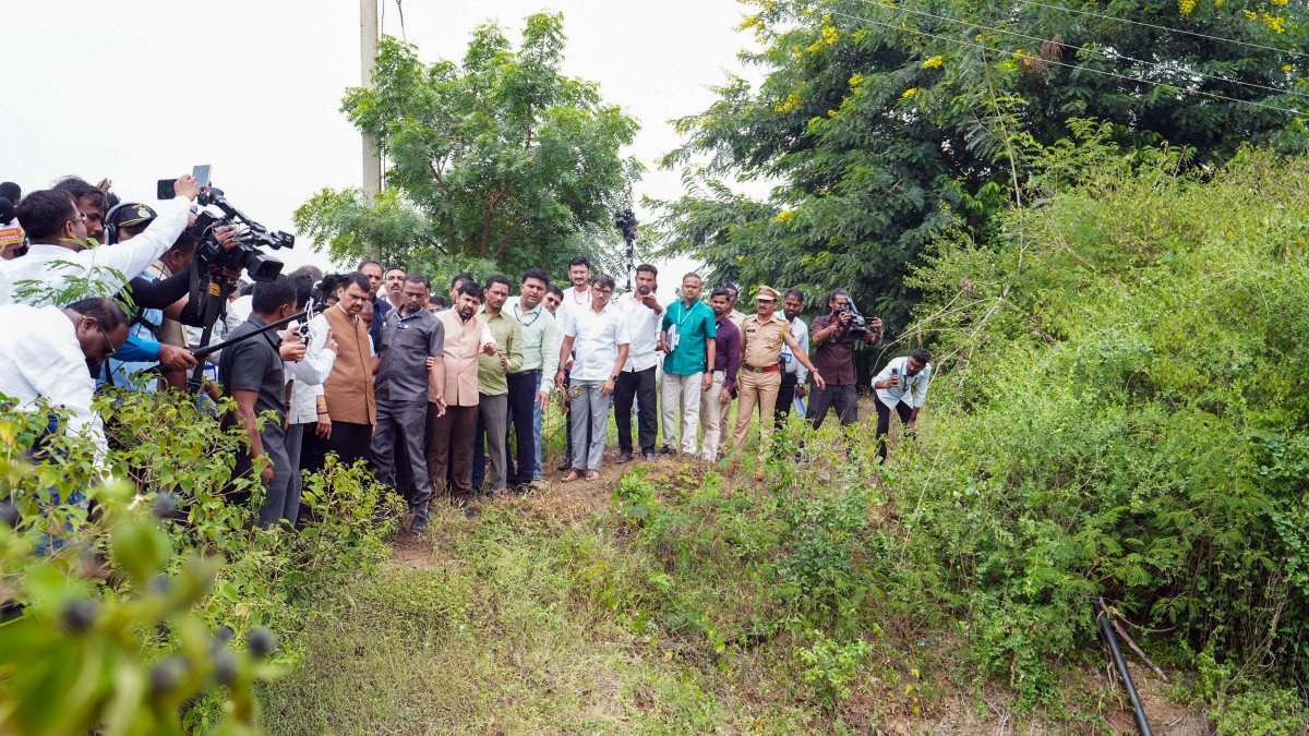Fadnavis inspects drought-hit fields in Latur village
