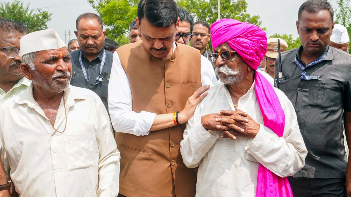 Fadnavis inspects drought-hit crops in Latur village