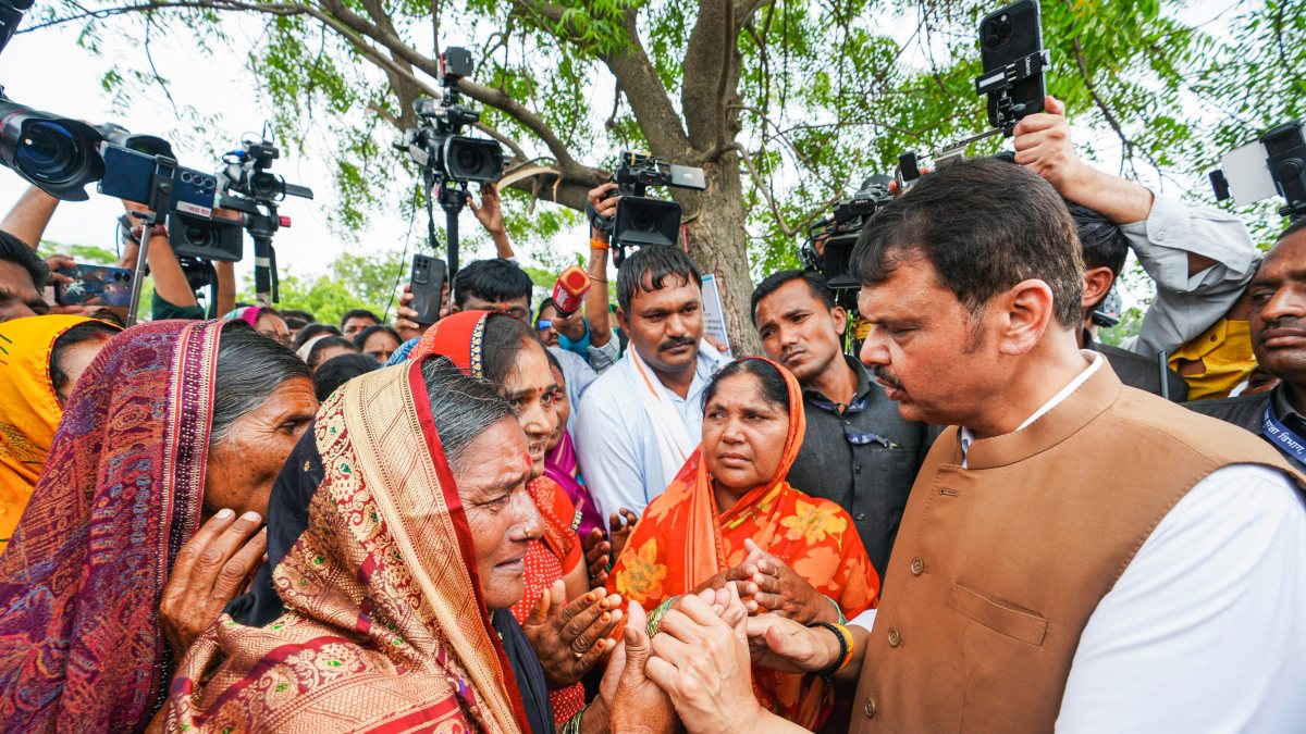 Fadnavis consoles distressed women farmers in drought-hit Latur
