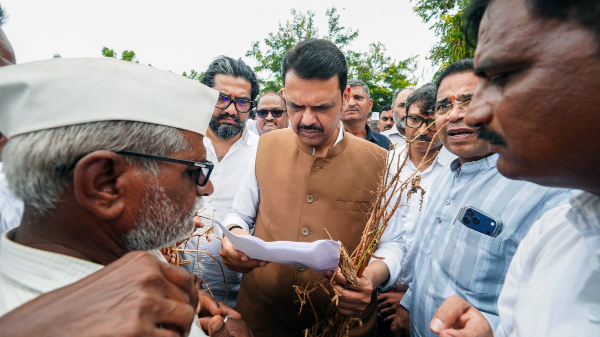 Fadnavis reviews farmers memorandum on drought hit Latur land