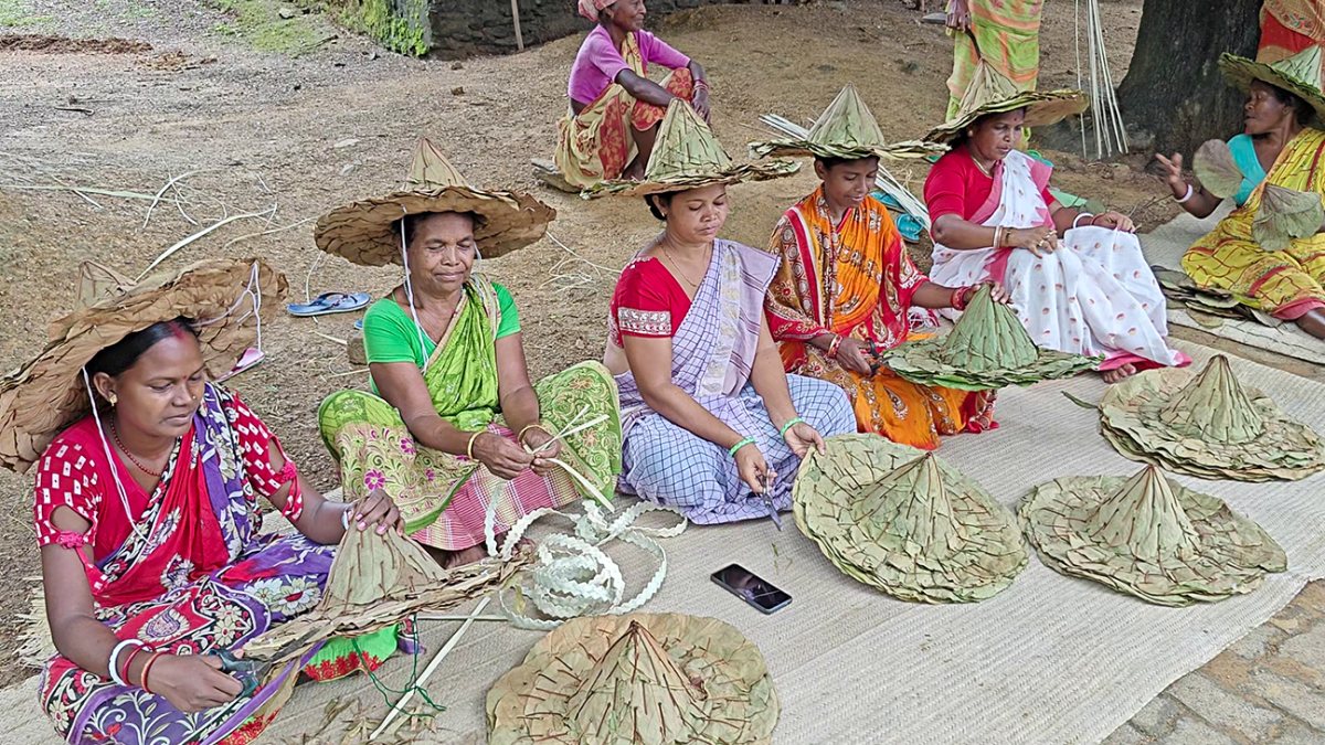 Tribal women craft traditional Gangu leaf caps in Jamshedpur