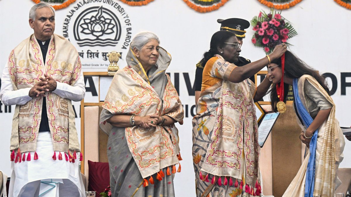 President Murmu awards medal at Baroda university convocation