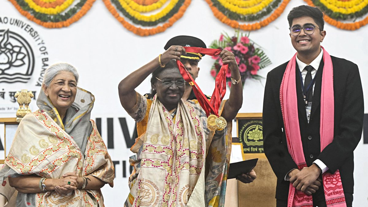President Murmu awards medal at Baroda university convocation