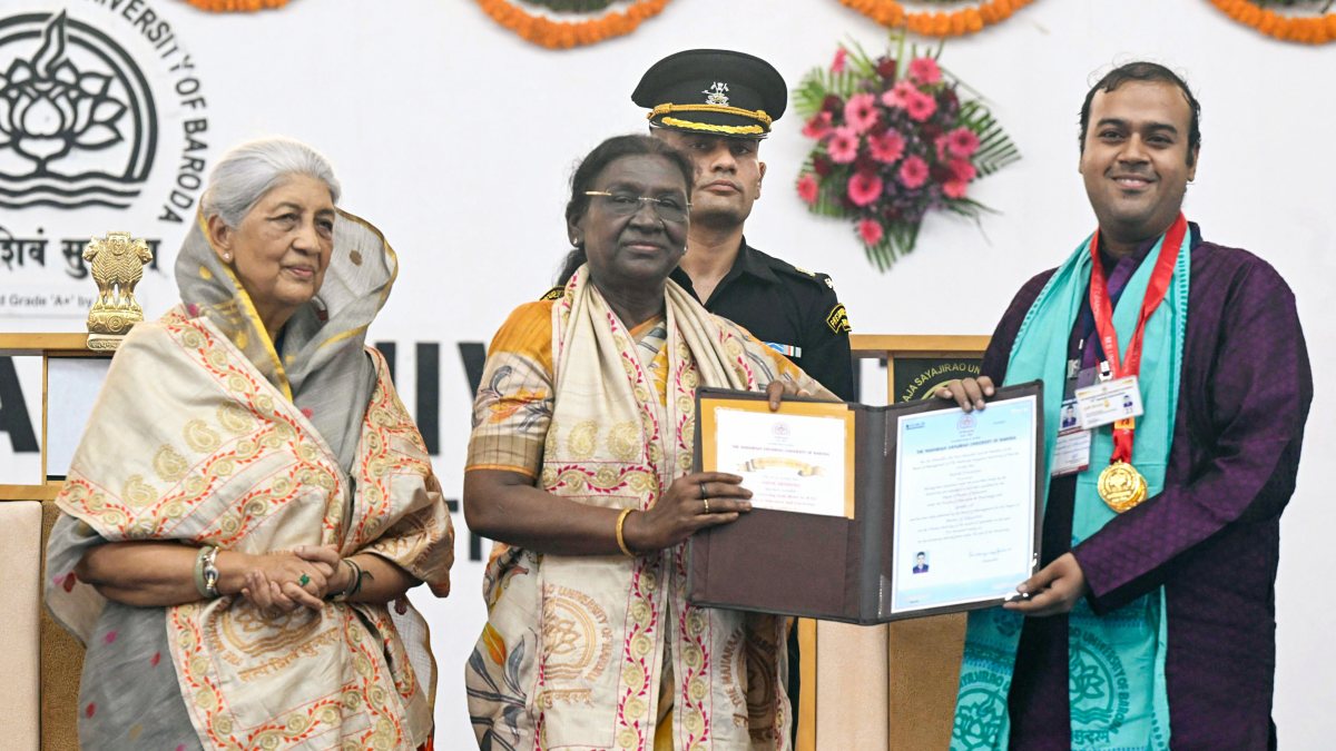 President Murmu confers degree at Baroda university convocation