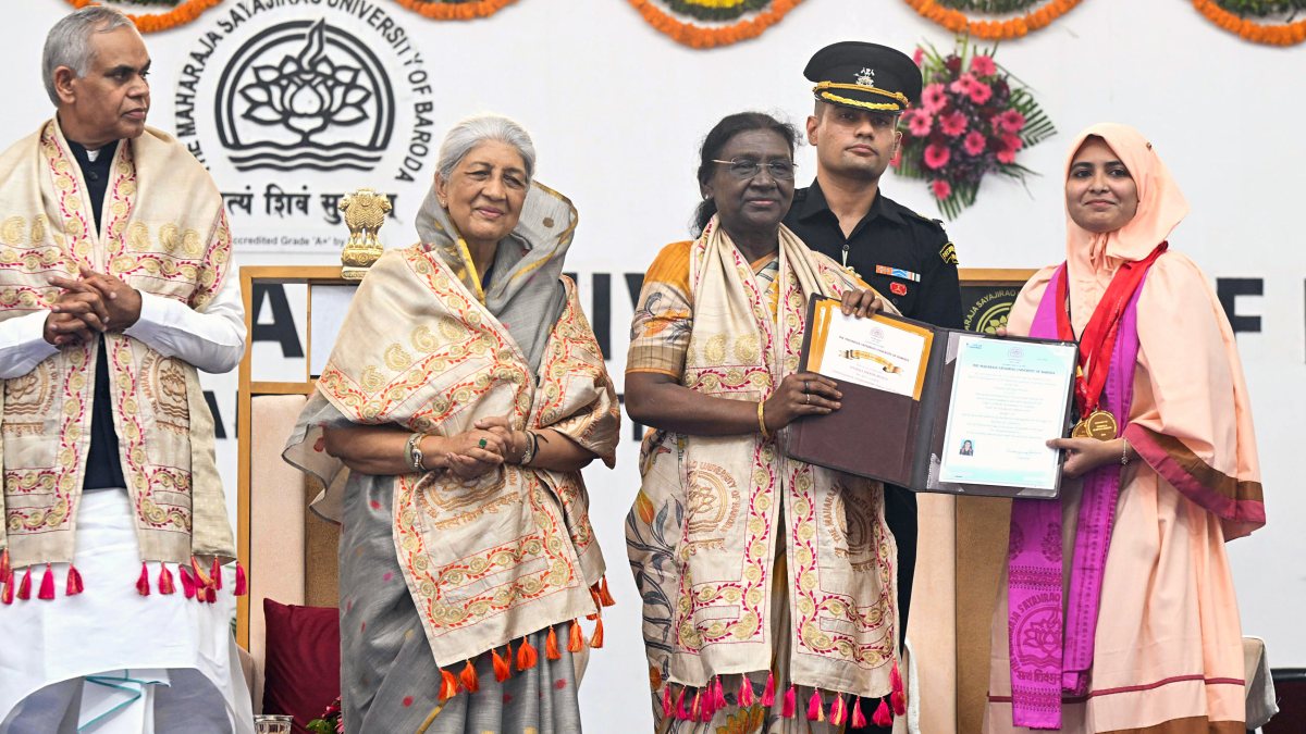 President Murmu confers degree at Baroda university convocation