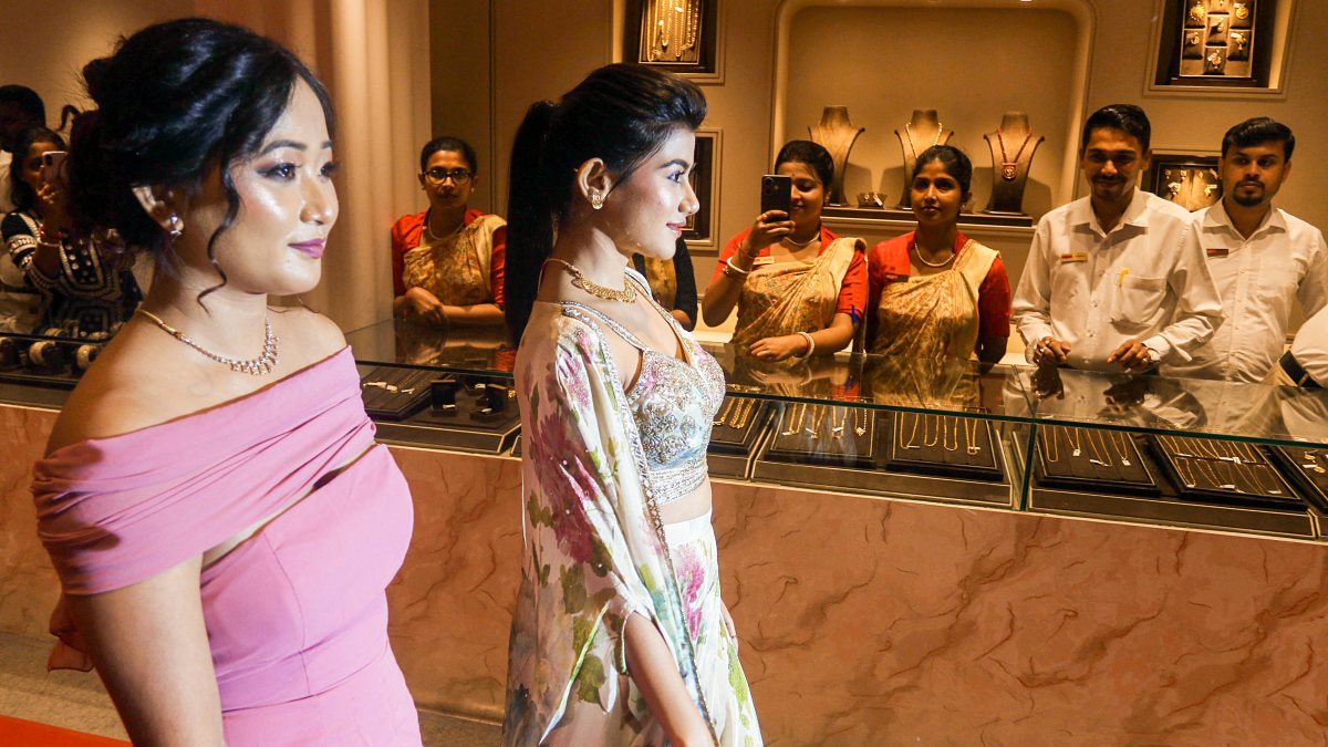 Models showcase hallmark jewellery ahead of Durga Puja in Agartala