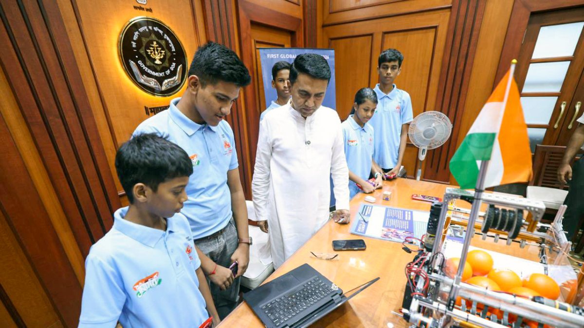 Goa CM meets young student innovators of Team Tech Infinity