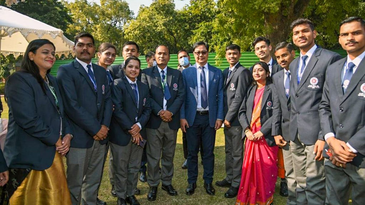 Kiren Rijiju poses with NSS volunteers on NSS Day in Delhi