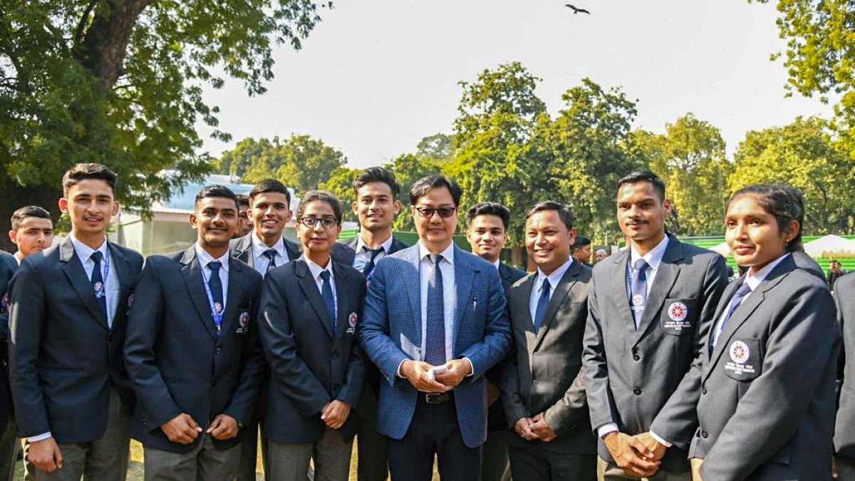 Kiren Rijiju poses with NSS volunteers on NSS Day