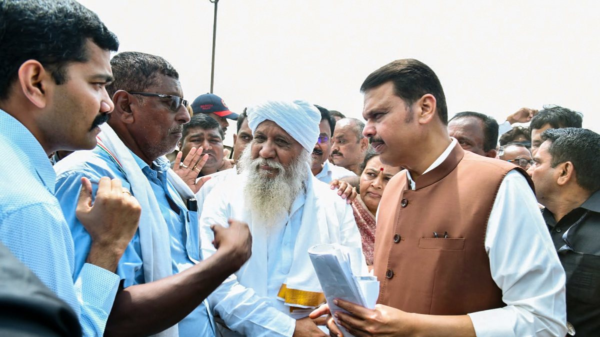 Fadnavis inspects drought-hit areas in Washim