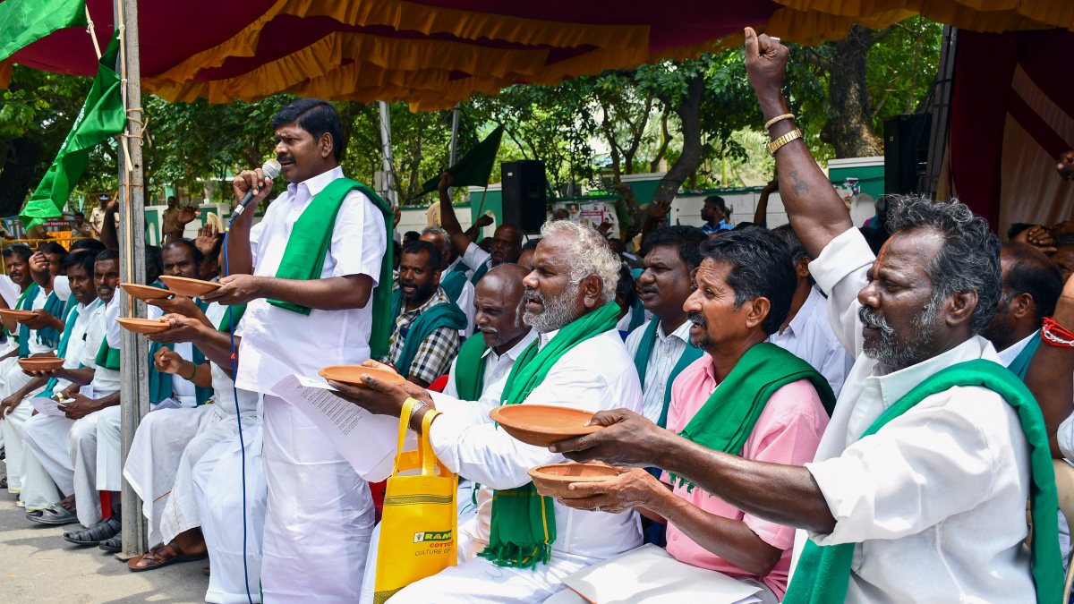 Chennai farmers protest for loan waiver and Cauvery water