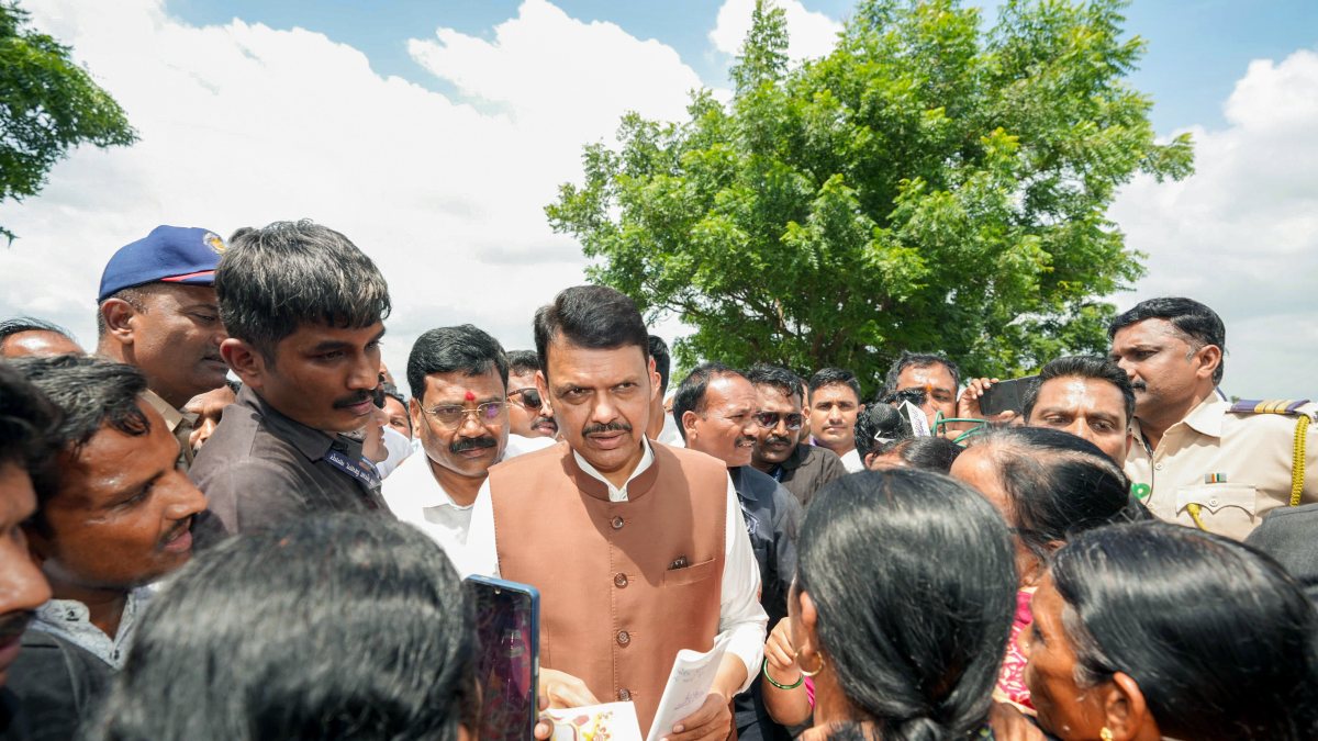 Fadnavis inspects drought-hit areas in Washim