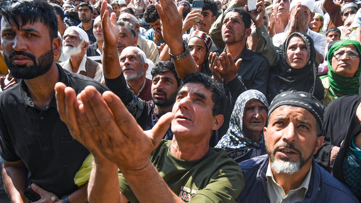 Devotees throng Srinagar shrine for Sufi saint's annual Urs
