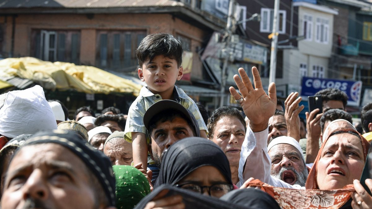 Devotees throng Srinagar shrine for Sufi saint's annual Urs