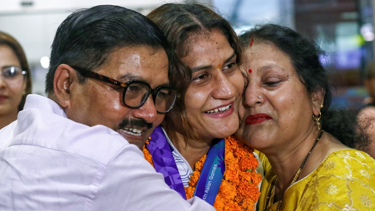 Asian Games bronze medalist Suchika Tariyal welcomed home by parents
