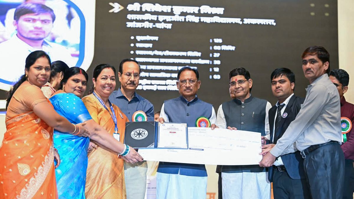 Chhattisgarh CM honors students at NSS Foundation Day awards in Raipur
