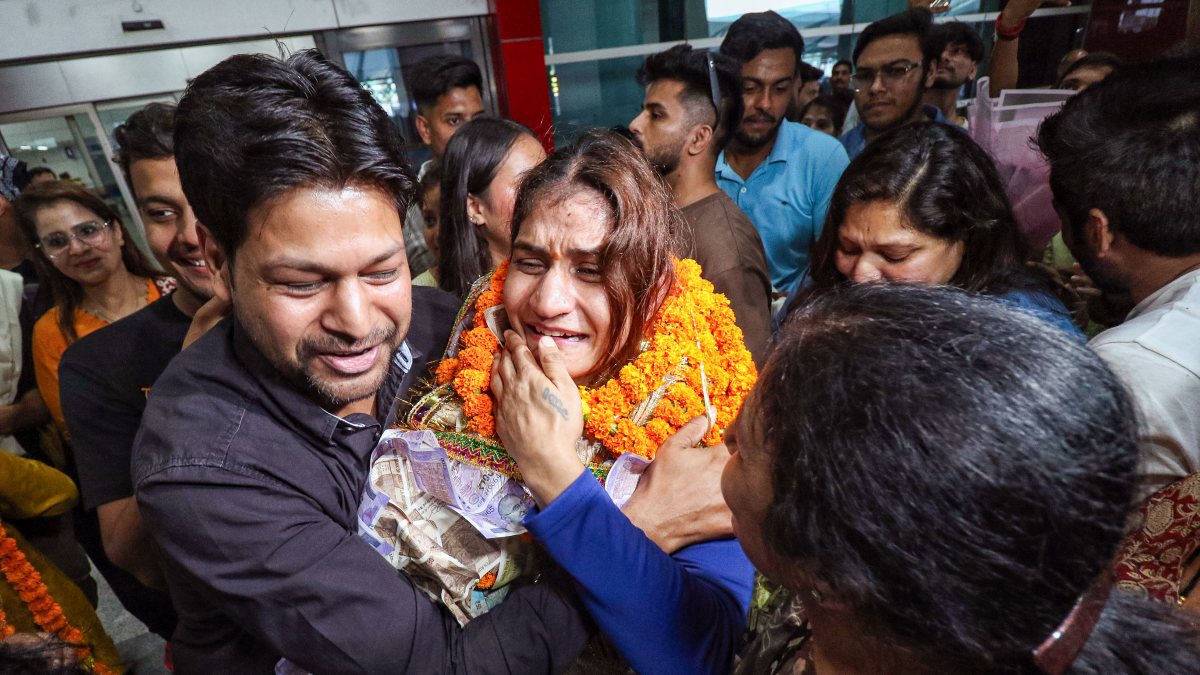 Asian Games bronze medalist Suchika Tariyal gets warm welcome at Delhi airport