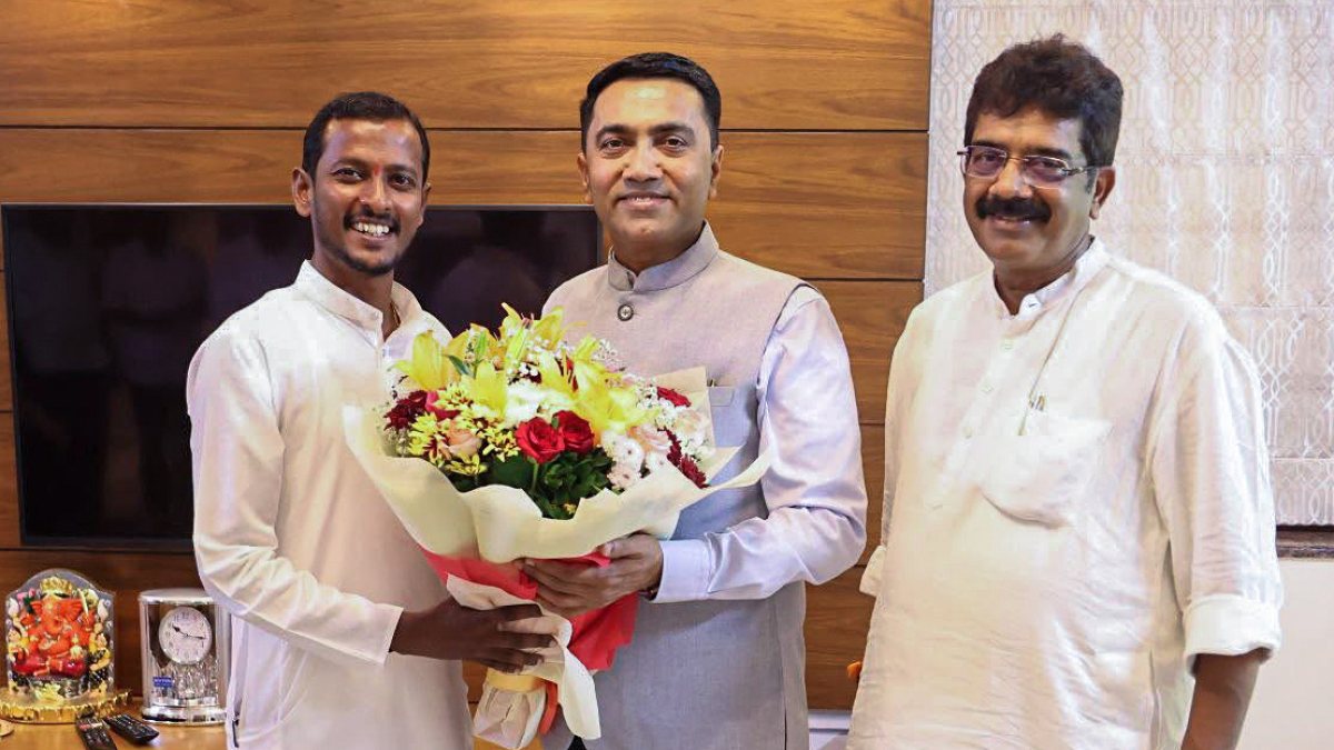 Goa CM Pramod Sawant greets BJP Sankhali Mandal president on birthday
