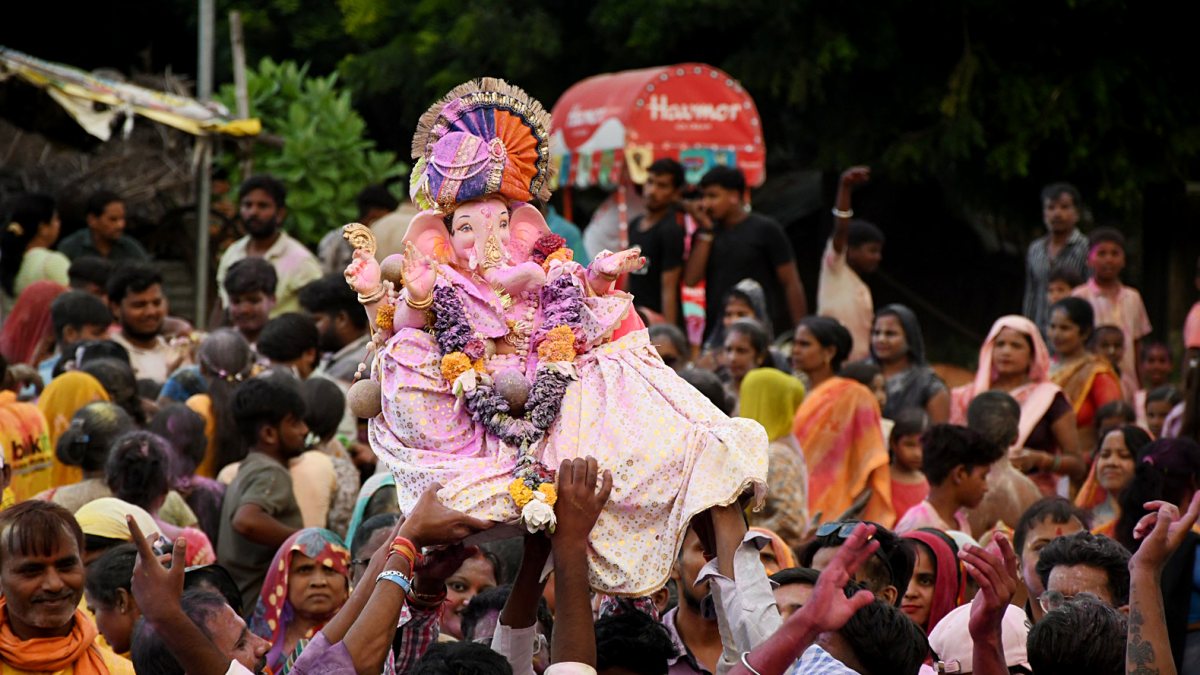 Devotees carry Ganesha idol for immersion in Kanpur