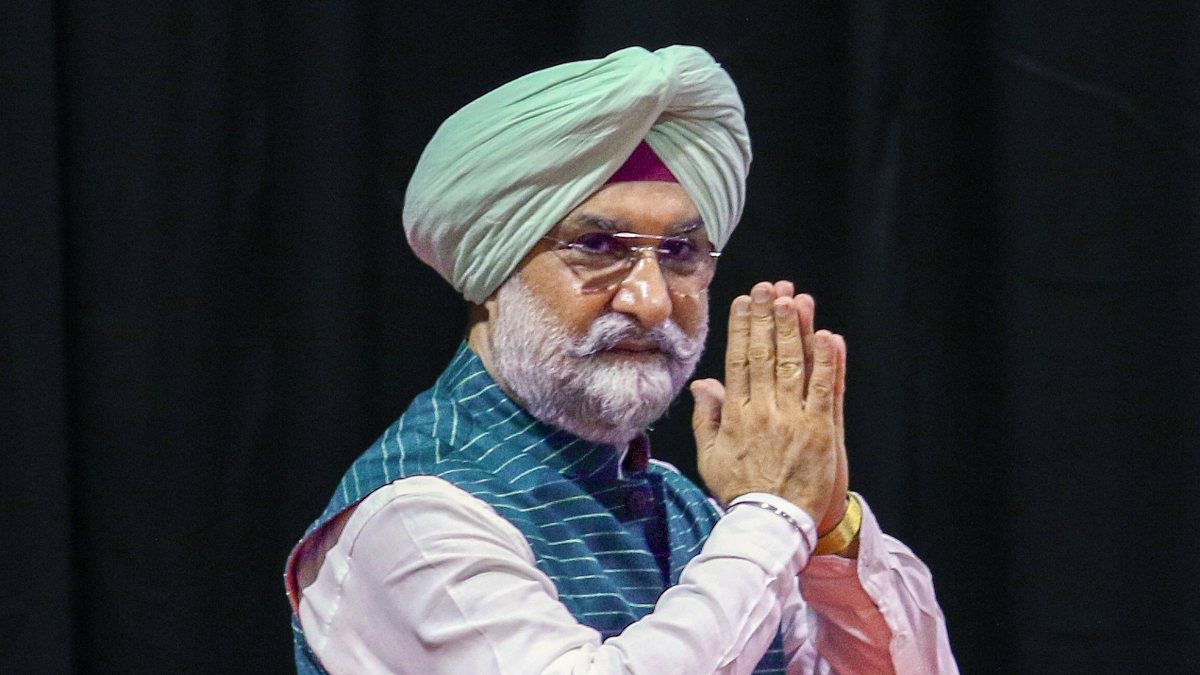 Delhi LG Sandhu greets NDMC staff at convention centre