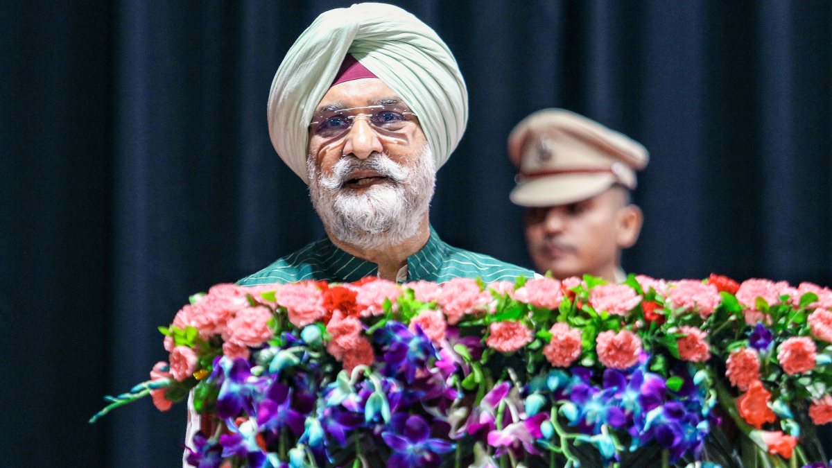 Delhi LG Sandhu addresses NDMC staff at convention centre