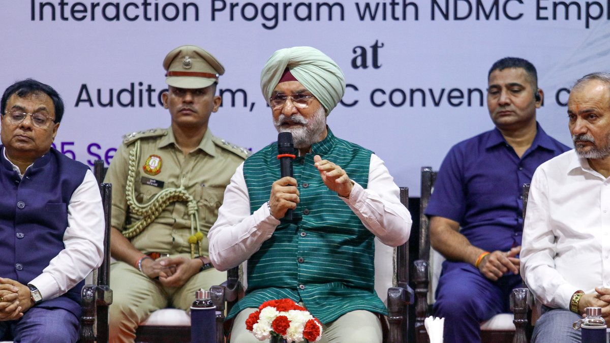 Delhi LG Sandhu addresses NDMC staff at convention centre