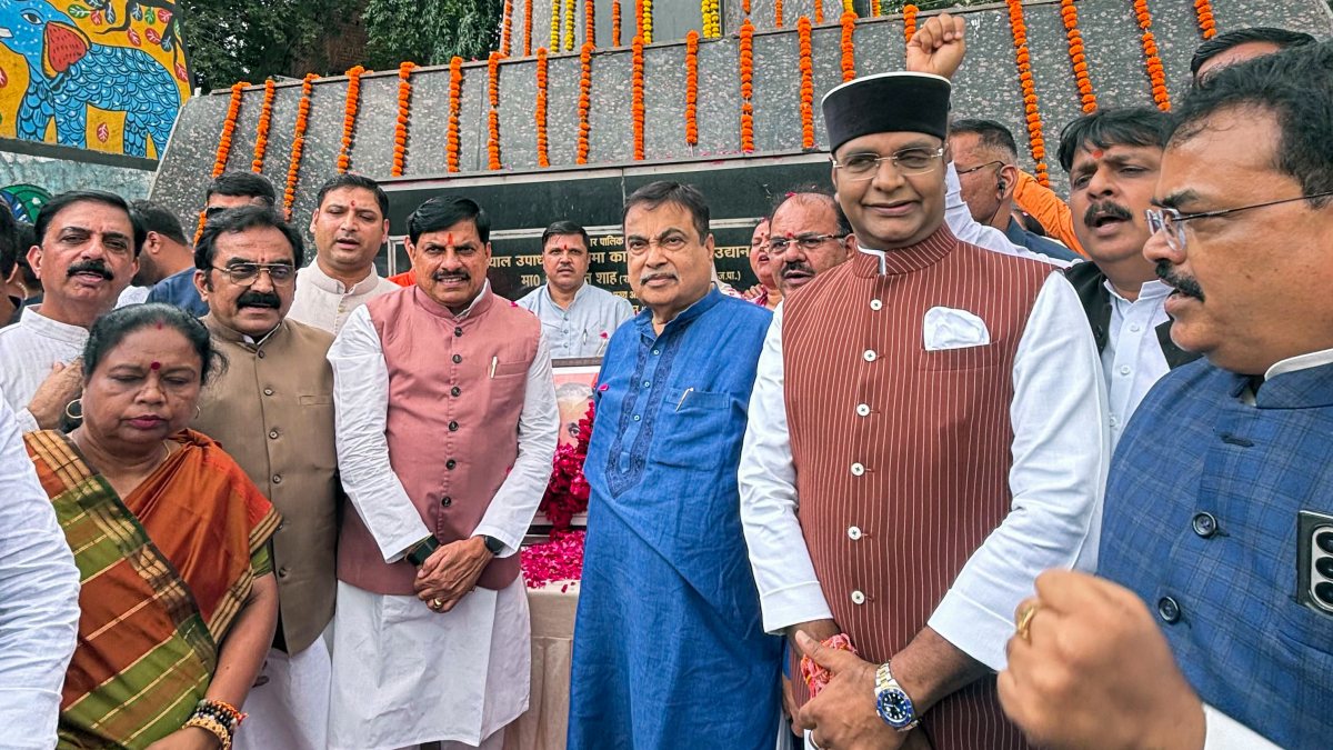 Gadkari and Yadav attend Deendayal Upadhyaya birth anniversary in Bhopal