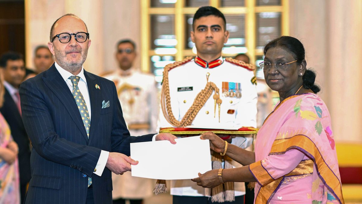 President Murmu receives credentials from Mexico ambassador