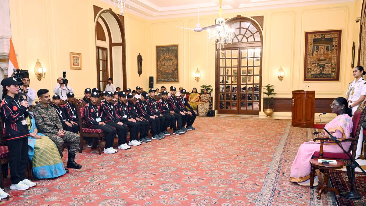 President Murmu meets students from Doda on National Integration Tour
