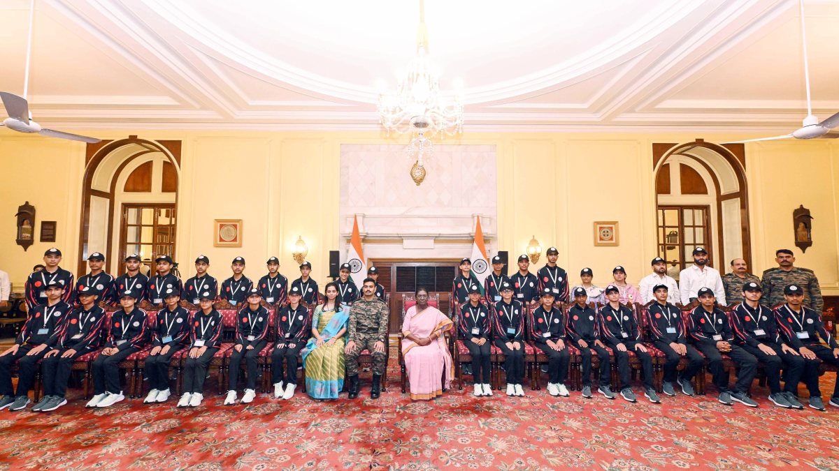 President Murmu meets students from Doda on National Integration Tour