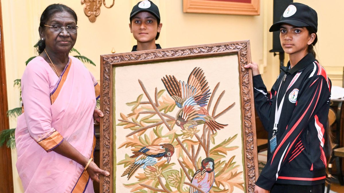 President Murmu meets students from Doda on National Integration Tour