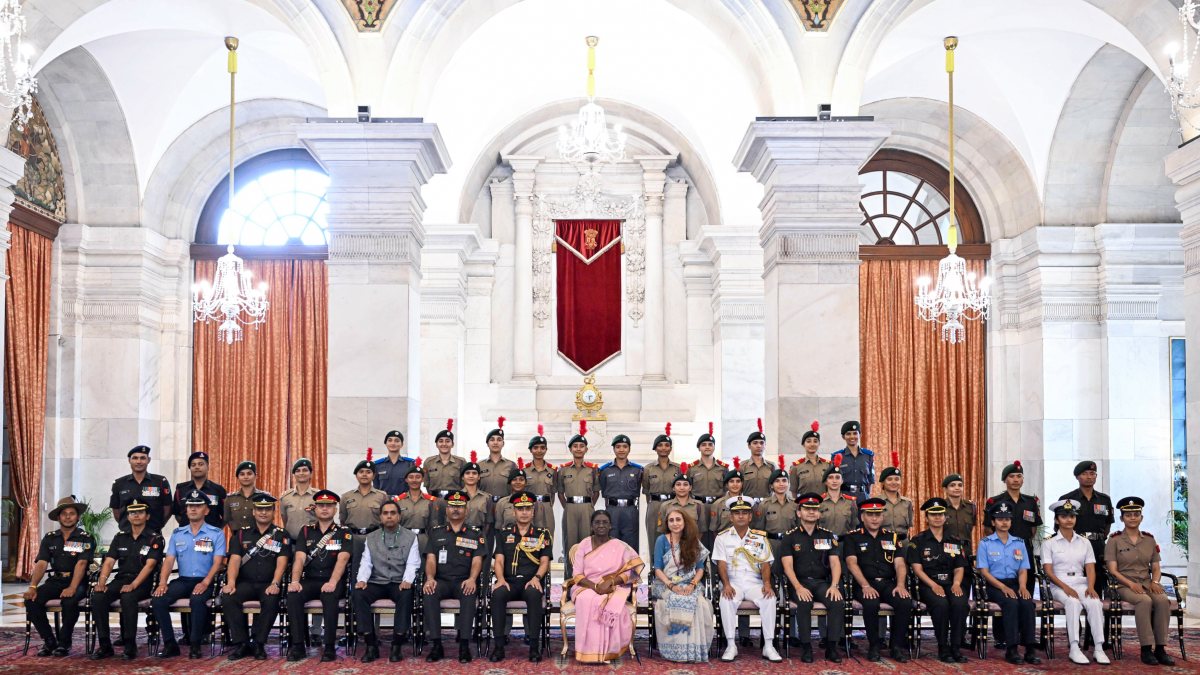 High altitude girls trek team calls on President Murmu