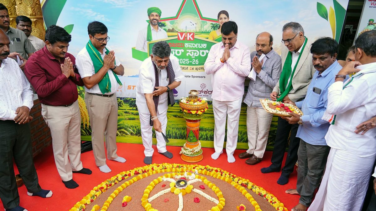 Karnataka CM performs rituals at Raitha awards ceremony
