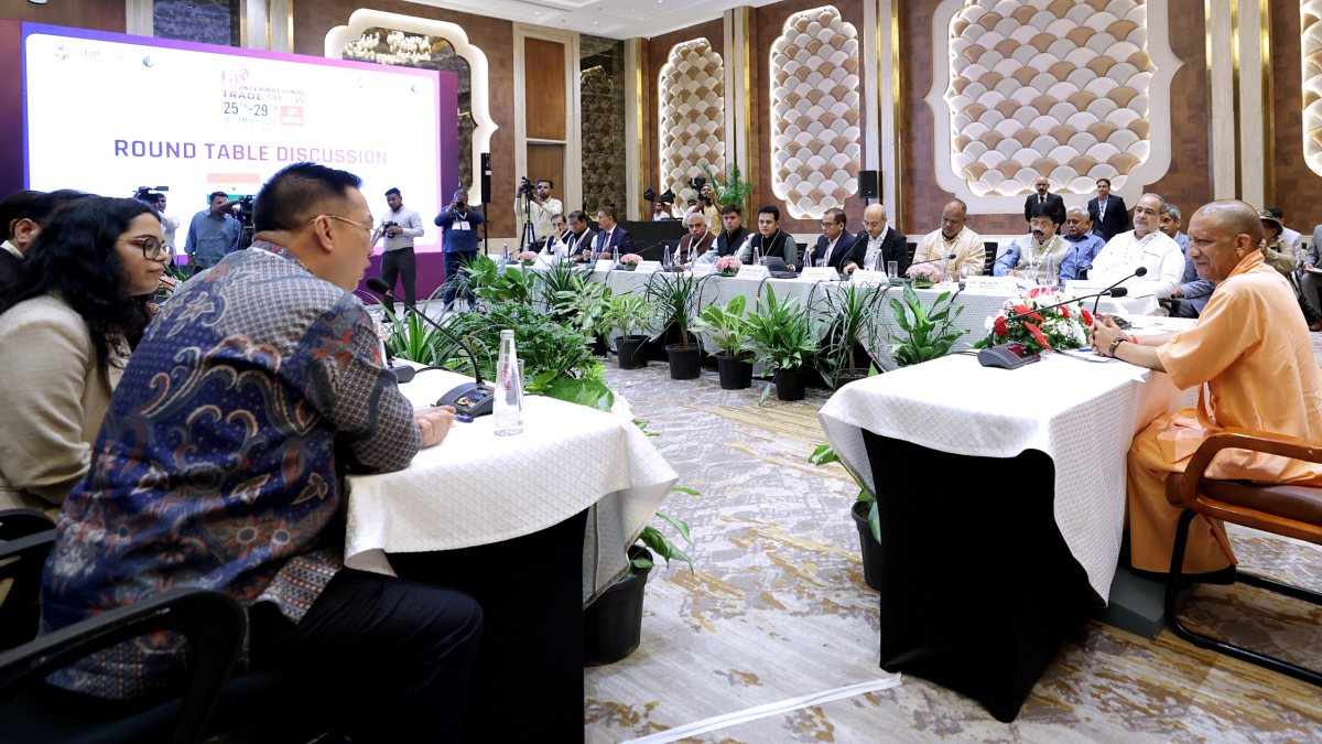 Yogi Adityanath meets Singapore high commissioner at UP trade show