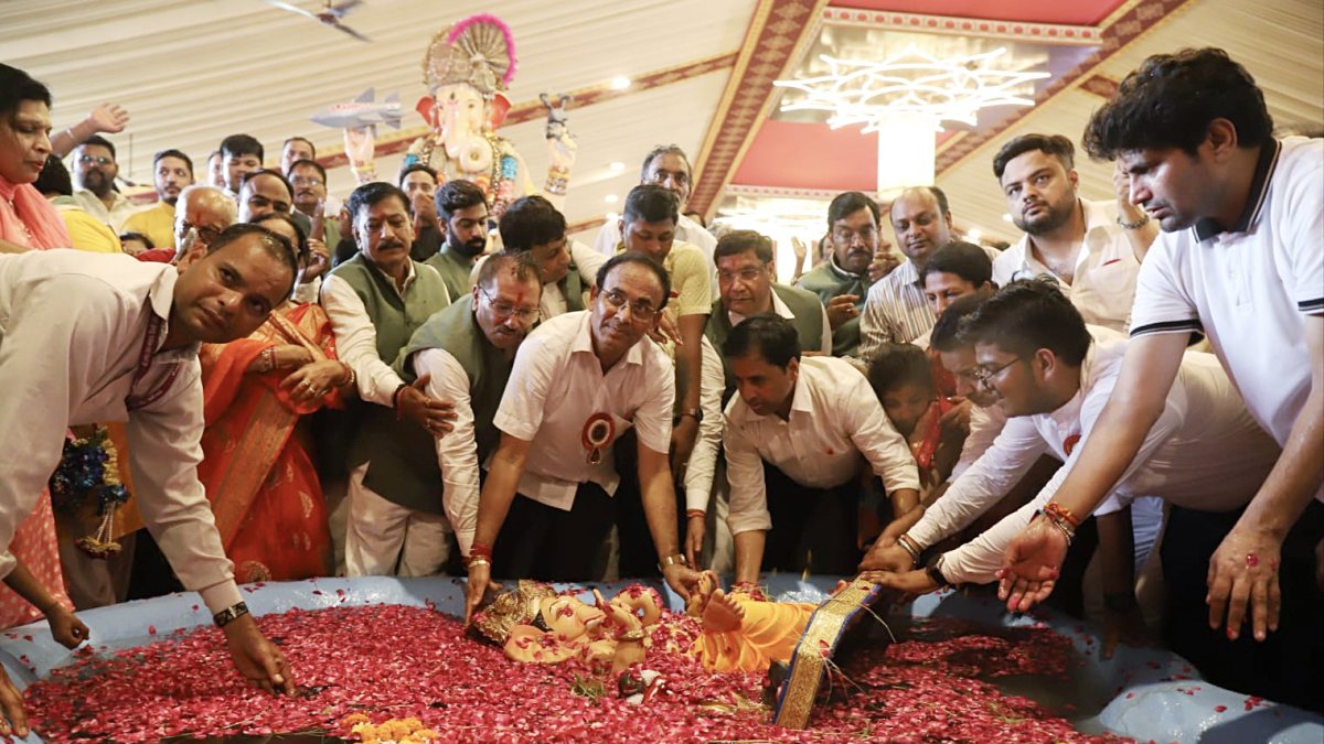 Devotees immerse Ganesha idol at Delhi festival