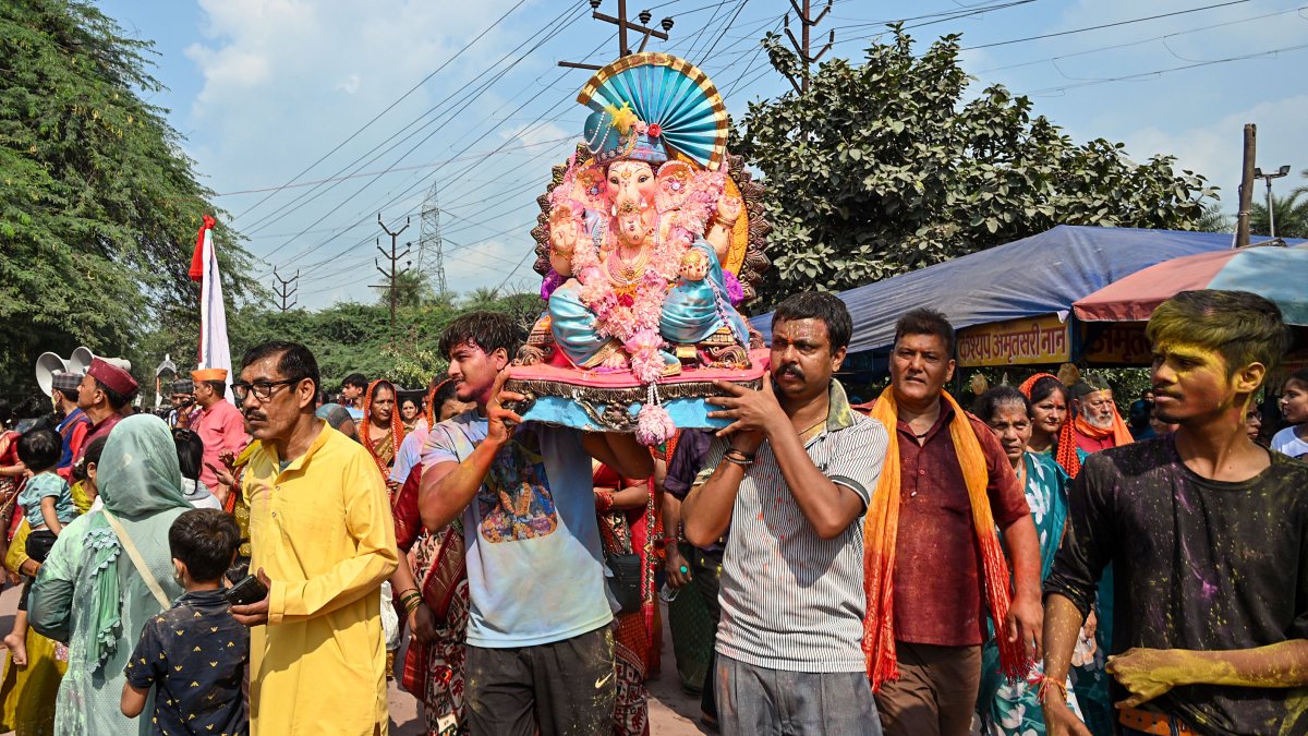 Devotees carry Ganesh idol for immersion in Ghaziabad