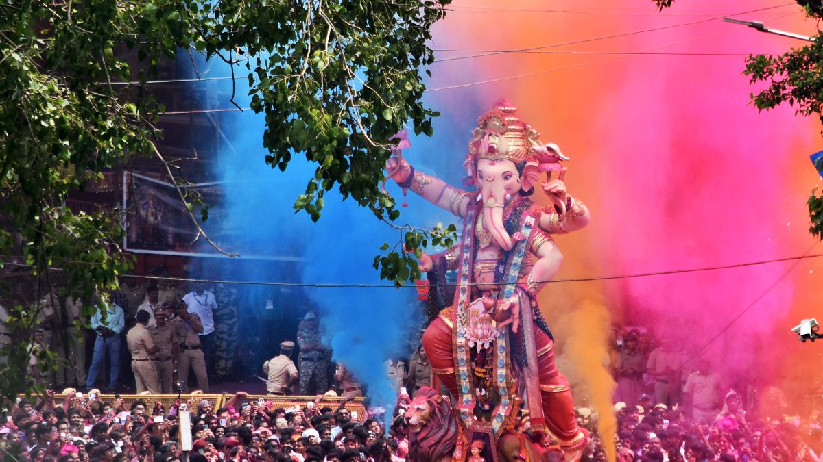 Mumbai devotees carry Ganesha idol during Anant Chaturdashi visarjan