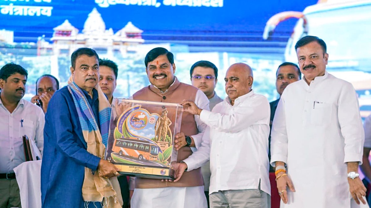 Gadkari and Yadav launch PM e-bus service in Bhopal