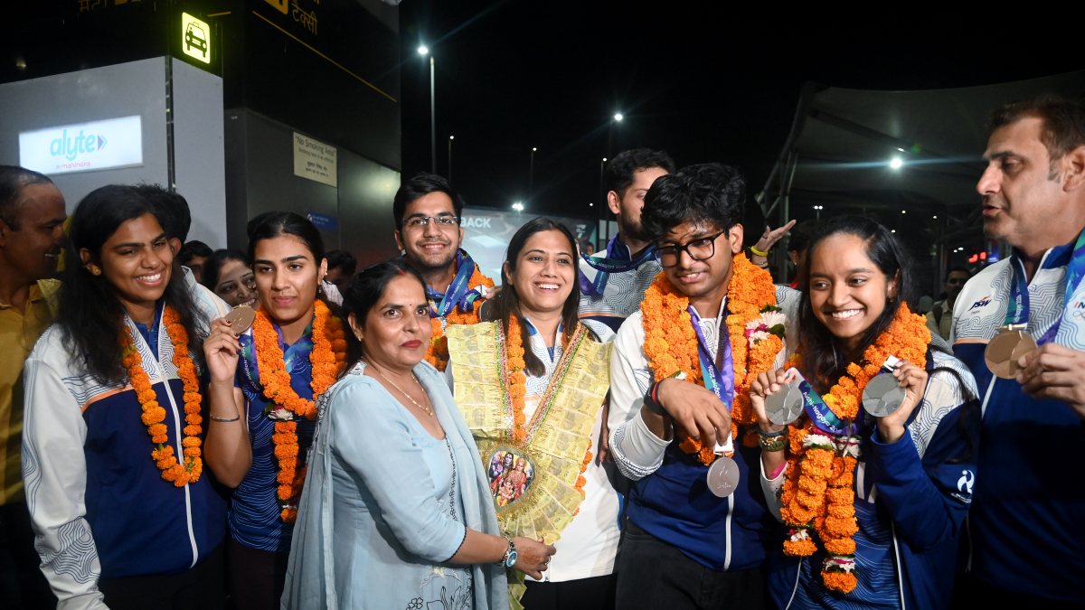 Asian Games shooting medalists receive warm welcome at Delhi airport