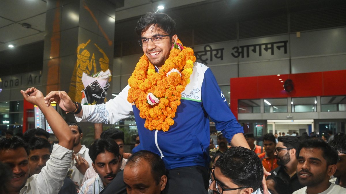 Indian shooter Himanshu Dhillon welcomed at Delhi airport