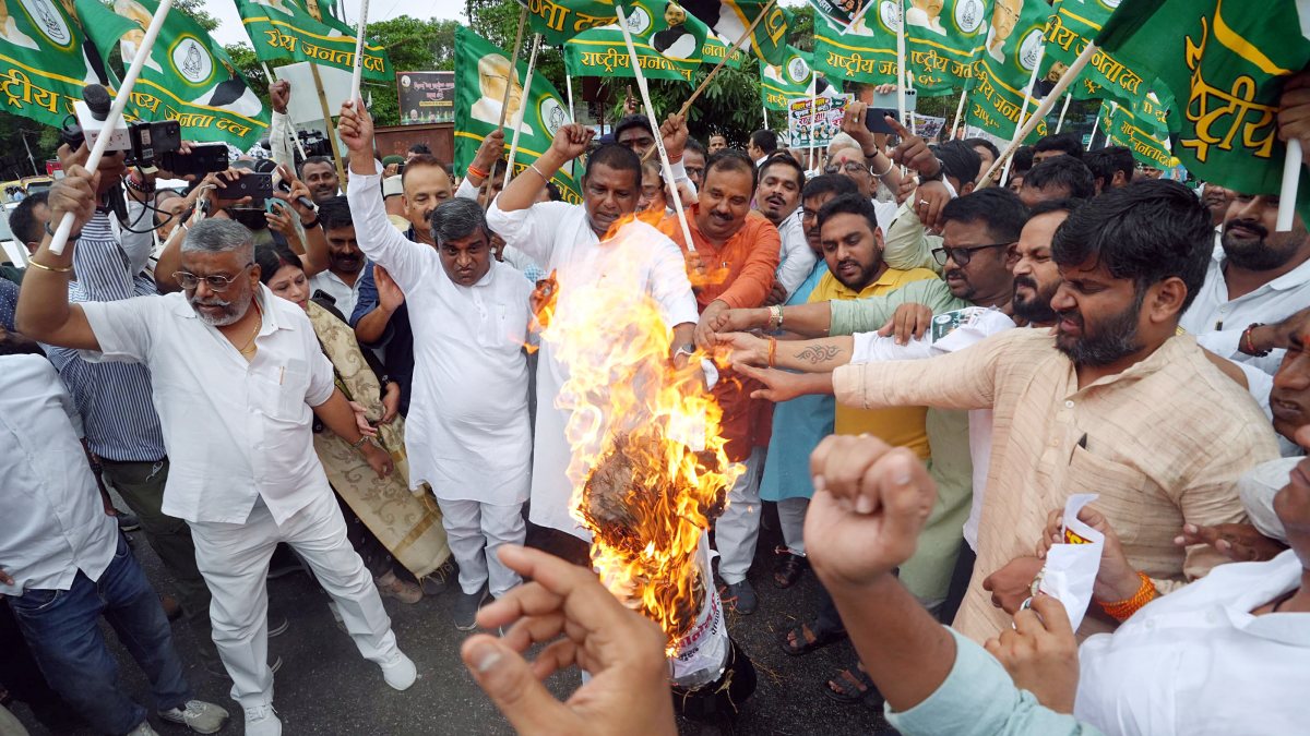 RJD workers burn effigy of chief election commissioner in Patna
