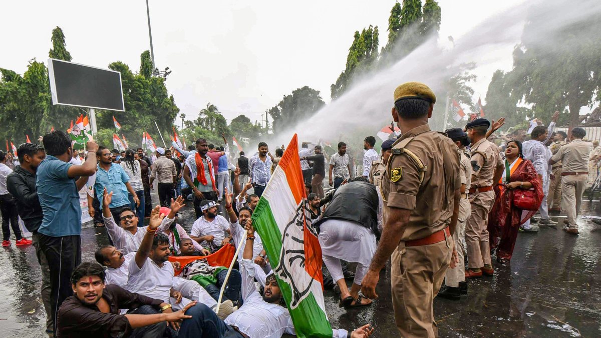 Patna police use water cannon on Congress protest rally