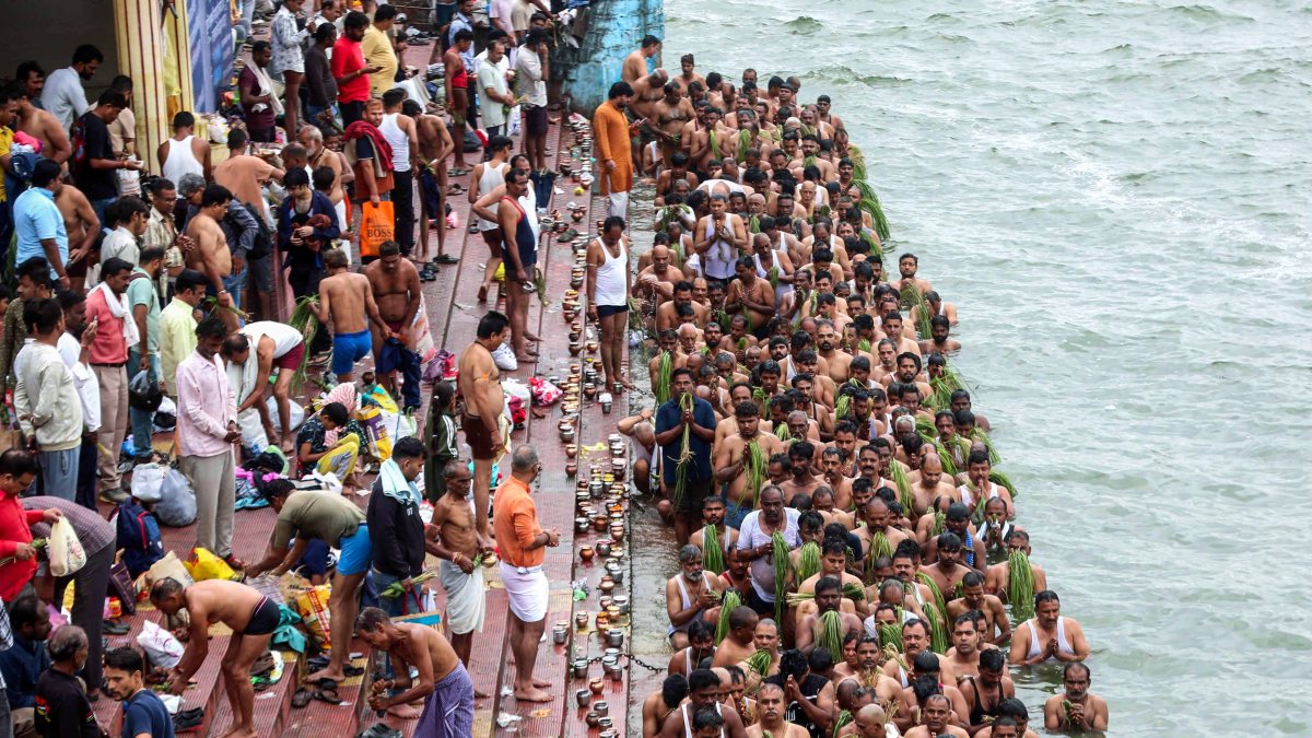 Hindu devotees perform Tarpan ritual in Bhopal on first day of Pitra Paksh